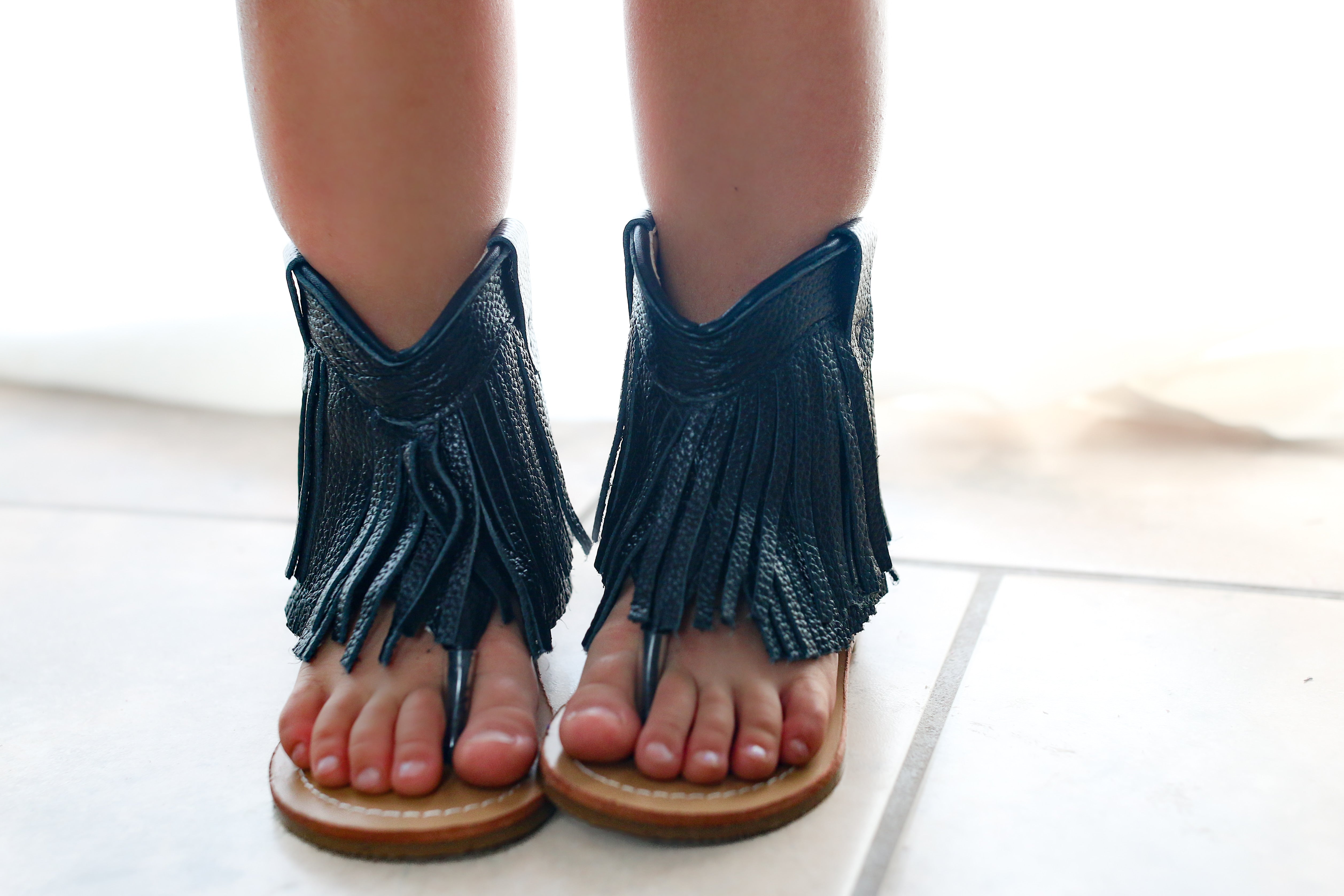 [Black] Fringe Sandals