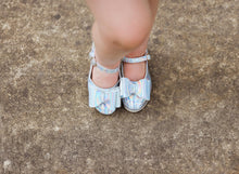 Load image into Gallery viewer, [Holographic + Iridescent] Bow Shoes
