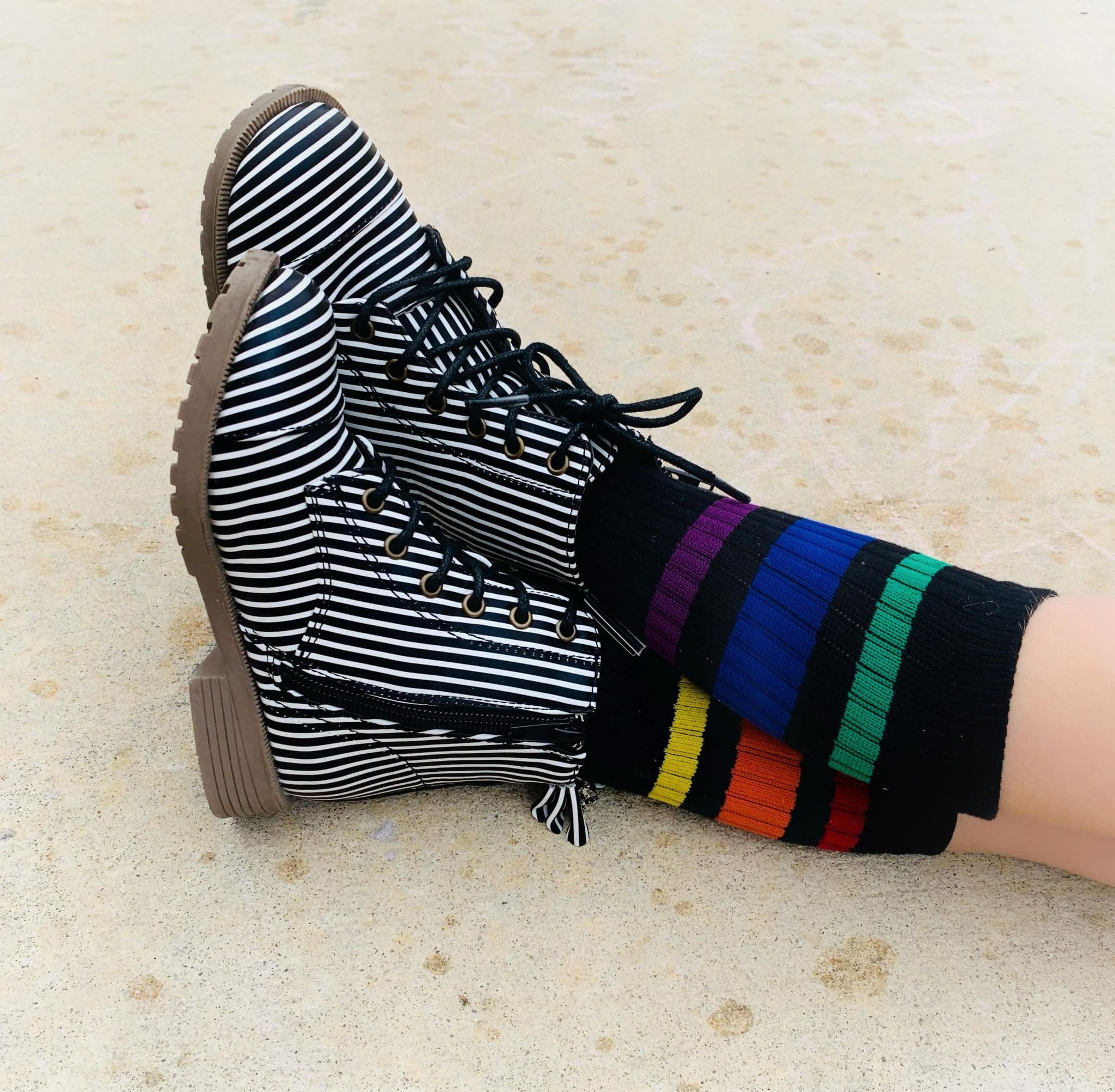[Black + Rainbow Stripe] Baseball Socks
