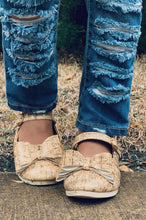 Load image into Gallery viewer, [Gold Speck Cork] Bow Shoes
