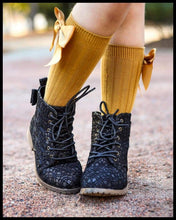 Load image into Gallery viewer, [Black Glitter Crochet] Boots
