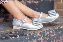 Load image into Gallery viewer, [Silver Shimmer 2.0] Bow Shoes
