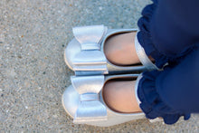 Load image into Gallery viewer, [Silver Shimmer 2.0] Bow Shoes
