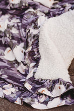 Load image into Gallery viewer, [Floral Camo] Sherpa Blanket
