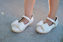 Load image into Gallery viewer, [Beige Shimmer] Bow Shoes
