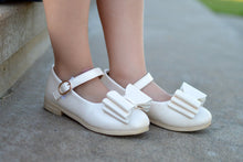 Load image into Gallery viewer, [Beige Shimmer] Bow Shoes
