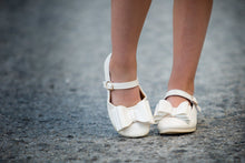Load image into Gallery viewer, [Beige Shimmer] Bow Shoes
