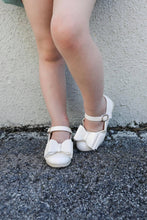 Load image into Gallery viewer, [Beige Shimmer] Bow Shoes
