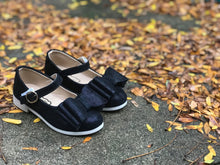 Load image into Gallery viewer, [Black Brushed] Bow Shoes
