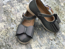 Load image into Gallery viewer, [Textured Chrome] Bow Shoes
