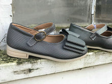 Load image into Gallery viewer, [Textured Chrome] Bow Shoes
