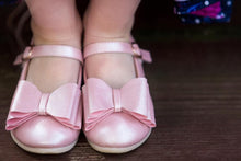 Load image into Gallery viewer, [Blush Shimmer] Bow Shoes
