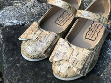 Load image into Gallery viewer, [Gold Speck Cork] Bow Shoes
