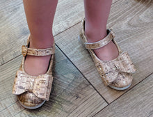Load image into Gallery viewer, [Gold Speck Cork] Bow Shoes
