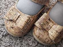 Load image into Gallery viewer, [Gold Speck Cork] Bow Shoes
