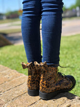 Load image into Gallery viewer, [Leopard + Black Glitter Toe] Boots
