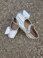 Load image into Gallery viewer, [Holographic + Iridescent] Bow Shoes
