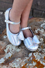 Load image into Gallery viewer, [Holographic + Iridescent] Bow Shoes
