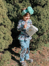 Load image into Gallery viewer, [Black + White Striped] Bow Shoes
