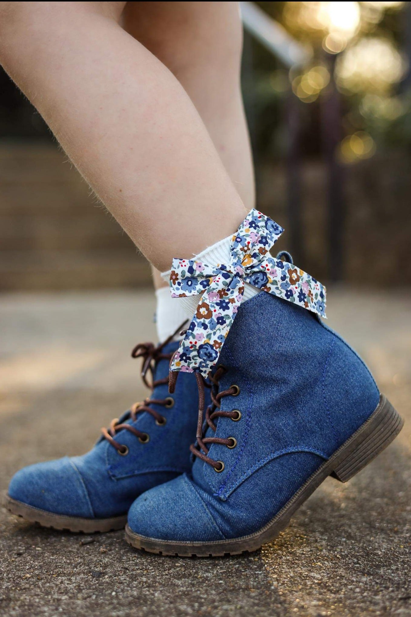 [White w/ Floral Bow] Socks
