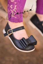 Load image into Gallery viewer, [Black Shimmer 2.0] FLAWED Bow Shoes

